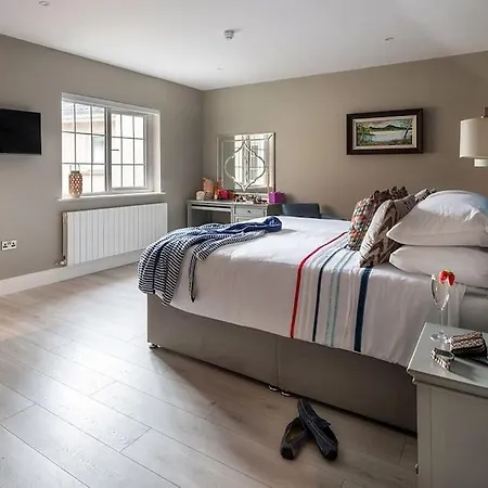 Central Entire House Comprising 4 *