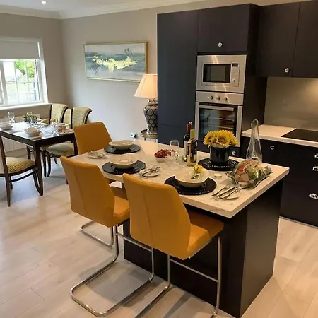 Central Entire House Comprising 4 بيت للعطل *