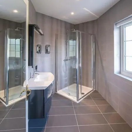 Central Entire House Comprising 4 بيت للعطل