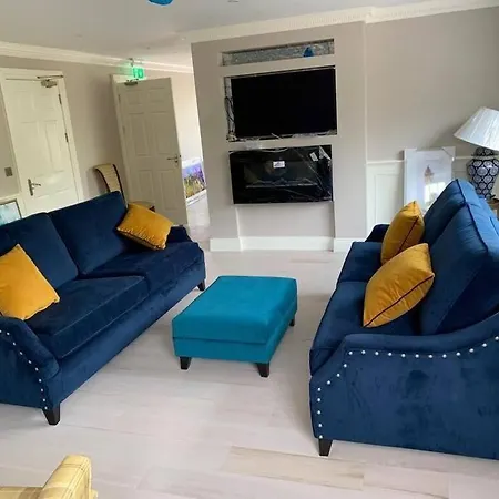 Central Entire House Comprising 4 بيت للعطل كيلارني