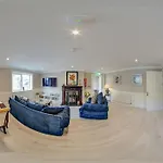 Entire House Comprising 4 بيت للعطل