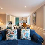 Entire House Comprising 4 بيت للعطل